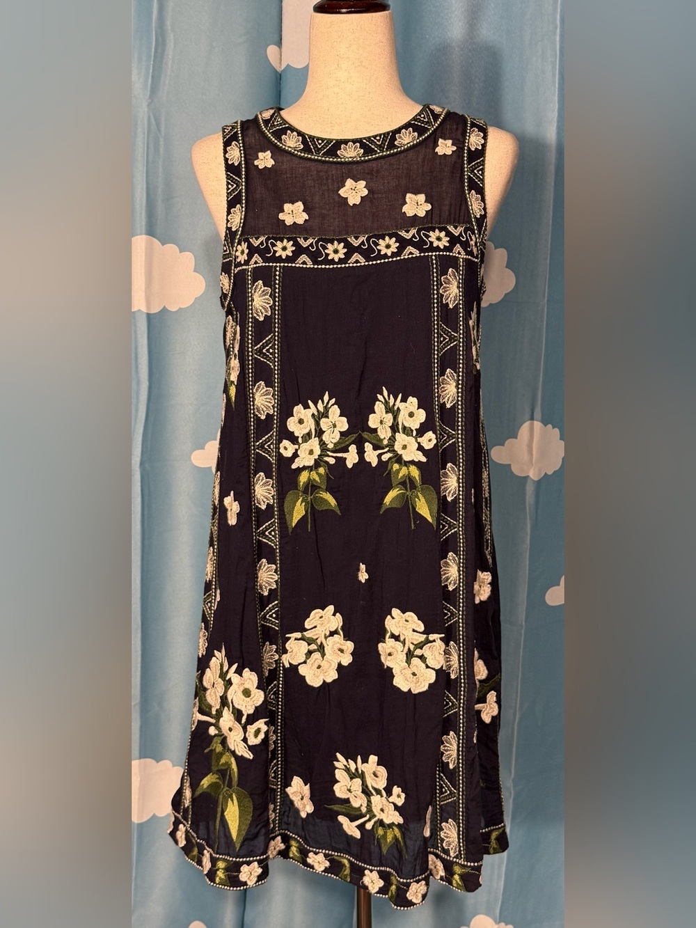 Maeve Anthropologie embroidered floral navy & white / green shift dress. Size 6